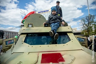 Фотофакт. Выставка военной техники и вооружения на площади Ленина в Гомеле