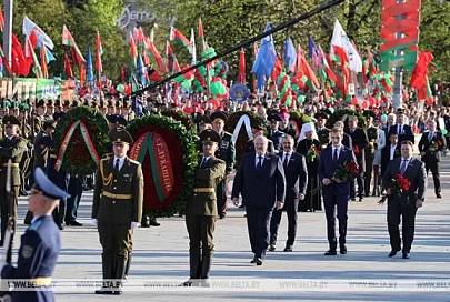 Лукашенко возложил венок к монументу Победы в Минске