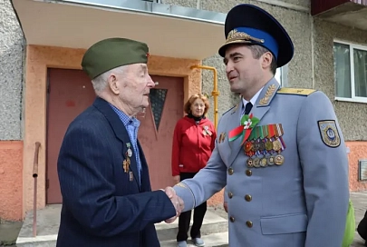 Следователи области прошли торжественным маршем возле дома ветерана