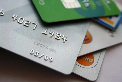 В Светлогорске продавец нашла чужую карту и оплатила ей свою недостачу в кассе, купила одежду и пиво