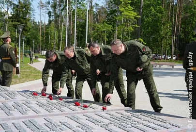 Губернаторы и военкомы регионов Беларуси почтили память погибших в годы Великой Отечественной войны