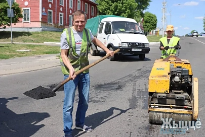 Журналист, сменив офисный костюм на яркую жилетку, несколько часов поработал дорожным рабочим