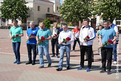 Все начинается с памяти: гости фестиваля «Вытокі» возложили цветы и венки к памятнику воинам-освободителям 