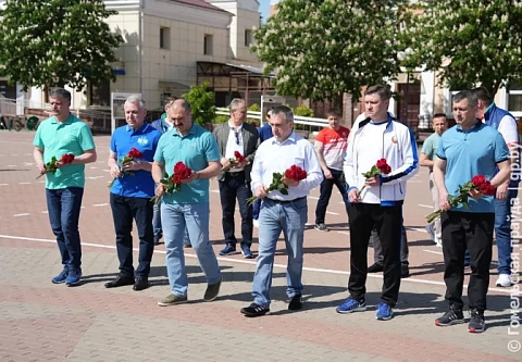 Все начинается с памяти: гости фестиваля «Вытокі» возложили цветы и венки к памятнику воинам-освободителям 