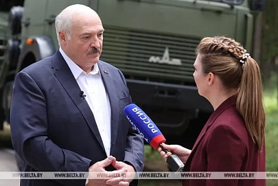 Лукашенко: когда-то мы спорили с Россией, а сейчас, стоя спина к спине, отстреливаемся от врага