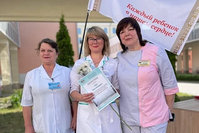 Оригинально поздравили с профессиональным праздником друзья-байкеры медработников Гомельской областной детской больницы