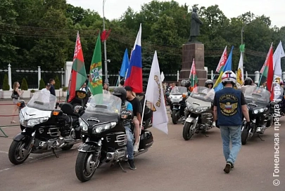 Фотофакт. Байкеры с флагами Беларуси и России поддержали фестиваль "Славянское единство"