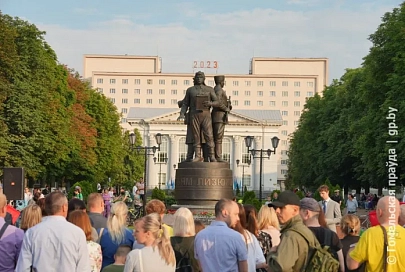 В областном центре у памятника братьям Лизюковым почтили память героев Великой Отечественной войны