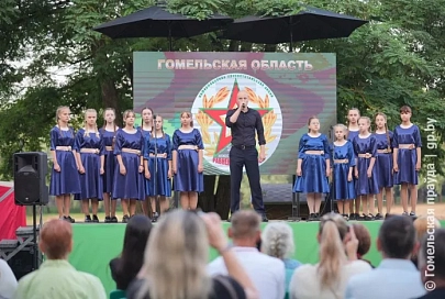 На набережной Сожа в парке собрались зрители мини-концерта, посвященного братьям  Кричевцовым