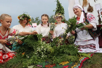 У адпаведнасці з мясцовымі традыцыямі i абрадамі сустракалi акцябрычане  Купалле