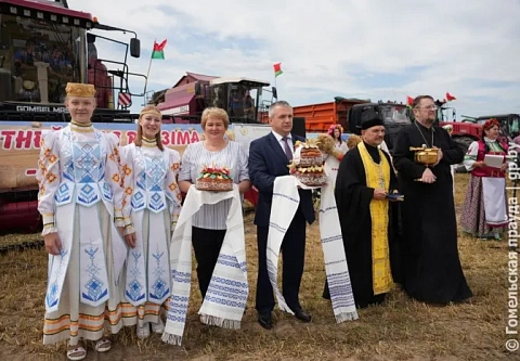 Славим зерно, землю, хлебороба! Областные Зажинки в Мозырском районе дали старт уборочной кампании