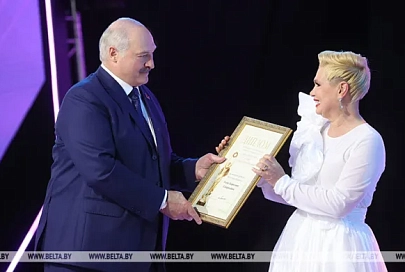 Лукашенко вручил Спиридович специальную награду "Через искусство - к миру и взаимопониманию"