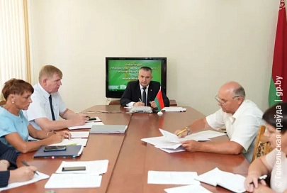 Яму разровнять, крышу отремонтировать: председатель облисполкома провел прямую телефонную линию