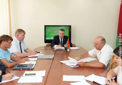 Яму разровнять, крышу отремонтировать: председатель облисполкома провел прямую телефонную линию