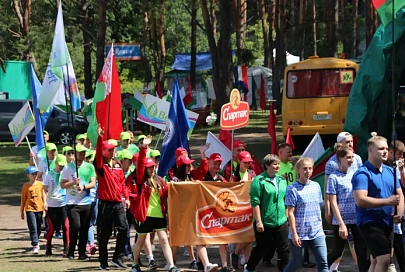 Полоса препятствий, перетягивание каната, дискотека и песни у костра 