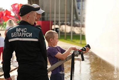 Фоторепортаж. Праздничное настроение подарили спасатели гомельчанам и гостям города у Ледового дворца