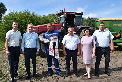 Председатель областного объединения профсоюзов Петр Кириченко поздравил первые экипажи-тысячники из Брагинского района
