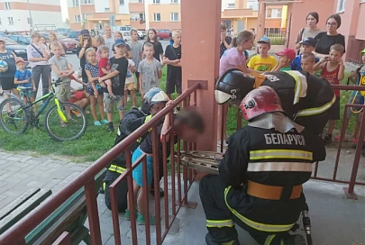 В Жлобине спасатели освободили ребенка, застрявшего между прутьями ограждения у входа в подъезд