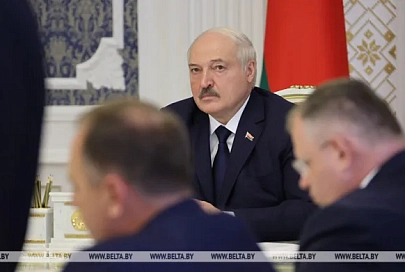 Лукашенко - чиновникам: сами без зарплаты сидите, но с крестьянами рассчитайтесь