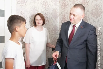 Вице-губернатор Дмитрий Алейников вручил рюкзаки многодетной семье Драбович в Гомеле