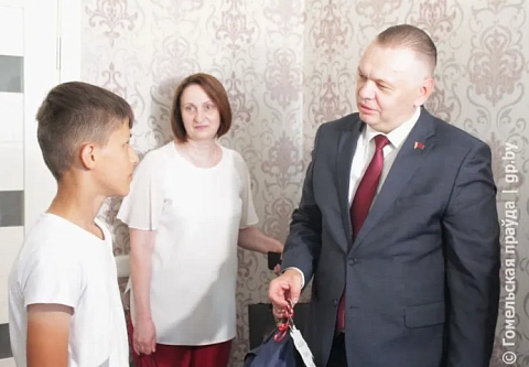Вице-губернатор Дмитрий Алейников вручил рюкзаки многодетной семье Драбович в Гомеле
