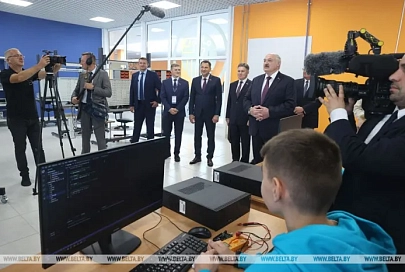 Президент Беларуси ознакомился с разработками учащихся Национального детского технопарка