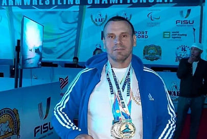 С чемпионата мира по армрестлингу речичанин Александр Василькевич привез золото и серебро