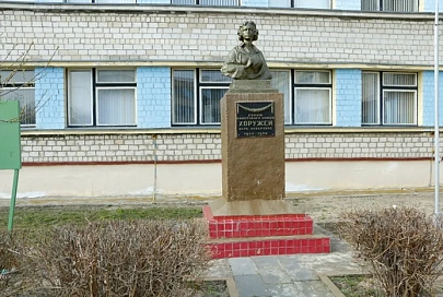 Во дворе средней школы № 6 Мозыря стоит памятник-бюст подпольщице Вере Хоружей, а в микрорайоне Заречный ее именем названа улица