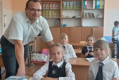 Стереотип о том, что обучать и воспитывать младших школьников должна женщина, развеивает мозырянин Валерий Викторович Трофимов