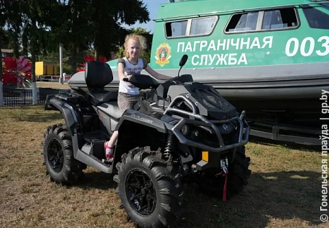 В парке Победы горпоселка Комарин для участников праздничных мероприятий работали локации «80 лет мира и созидания»