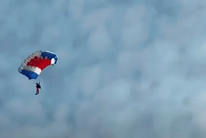 Парашютисты поздравили Гомель с Днем машиностроителя