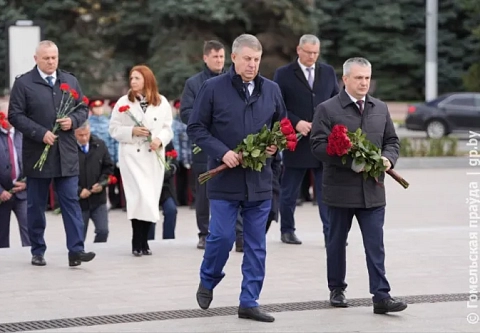 Общая память, общие корни: Александр Богомаз и Иван Крупко возложили цветы на площади Партизан в Брянске