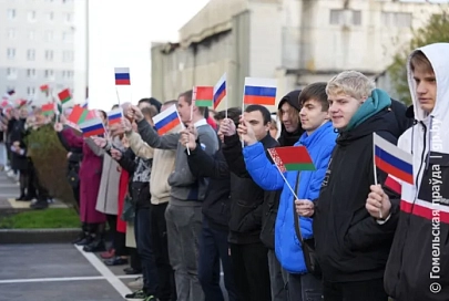 Ключи от квартир в многоквартирном доме, построенном гомельчанами, получили сироты из Брянска 