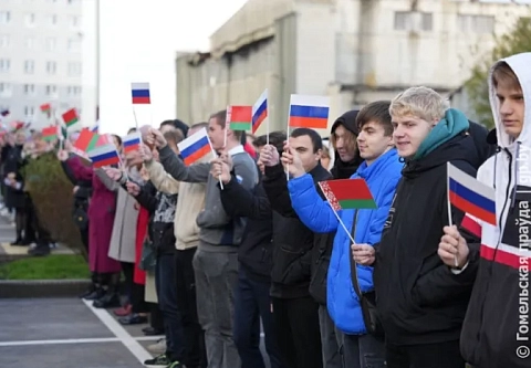 Ключи от квартир в многоквартирном доме, построенном гомельчанами, получили сироты из Брянска 