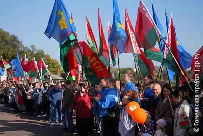 Легендарные подвиги и непреклонное мужество: митинг в Лоеве собрал сотни благодарных потомков 