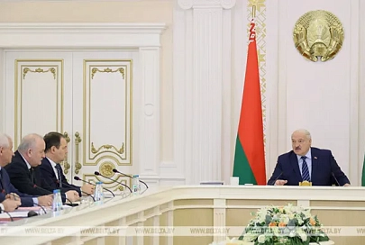 Лукашенко критикует правительство: глядя в кривое зеркало, мы страну не удержим