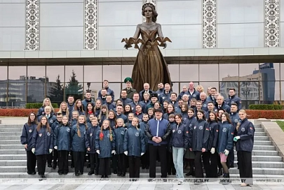 Лукашенко совместно с молодежью заложил Аллею поколений у Дворца Независимости