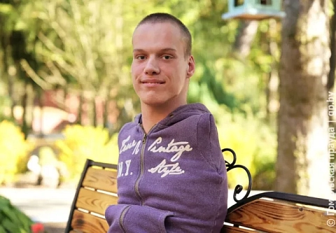 Жажда жизни Адама. Парень без обеих рук занимается блогерством и монтирует ролики
