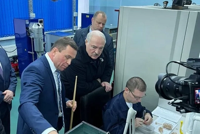 Что Лукашенко показали на ювелирном заводе в Гомеле. Подробности президентского визита на "Кристалл"