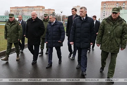 Президент Беларуси в Гомеле знакомится с работой артиллерийской базы вооружения