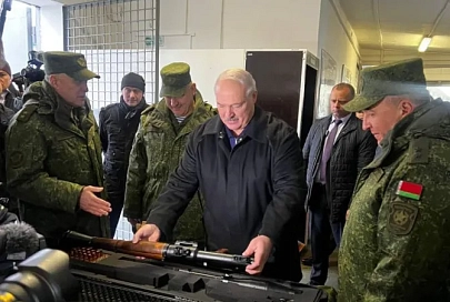 Лукашенко в Гомеле подарили гранатомет