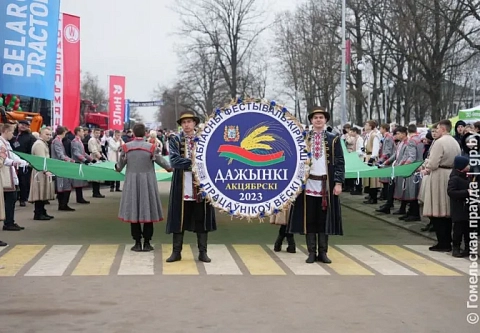 Фотофакт: шествие передовиков жатвы на областных Дожинках в Октябрьском