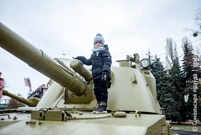 На площади Восстания развернулась выставка военной техники