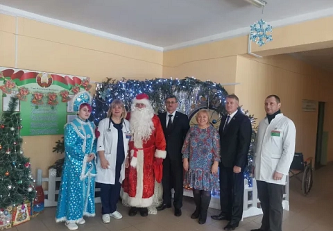 Пациентов палат паллиативного отделения и отделения сестринского ухода Довской участковой больницы поздравили с Рождеством