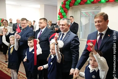Сегодня праздник у девчат… И у парней: в Коммунаре Буда-Кошелевского района открыли новый корпус средней школы