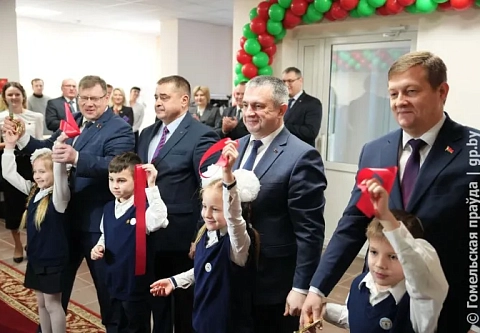 Сегодня праздник у девчат… И у парней: в Коммунаре Буда-Кошелевского района открыли новый корпус средней школы