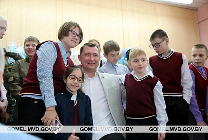Концерт, подарки, фото на память: Алексей Талай посетил школу-интернат в Речицком районе