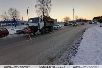 В Речицком районе МАЗ сбил двух женщин