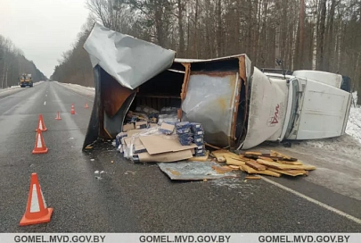 В Речицком районе опрокинулся грузовой автомобиль с гвоздями