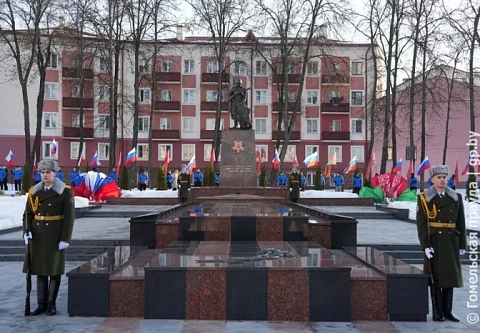 Помнить самим, передать молодежи: губернаторы Гомельской и Брянской областей Иван Крупко и Александр Богомаз возложили цветы к Вечному огню